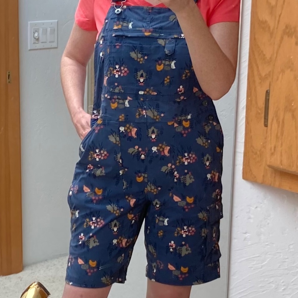 DULUTH TRADING Heirloom Gardening Short Overalls Small NWT Blue Gnomes Chicken